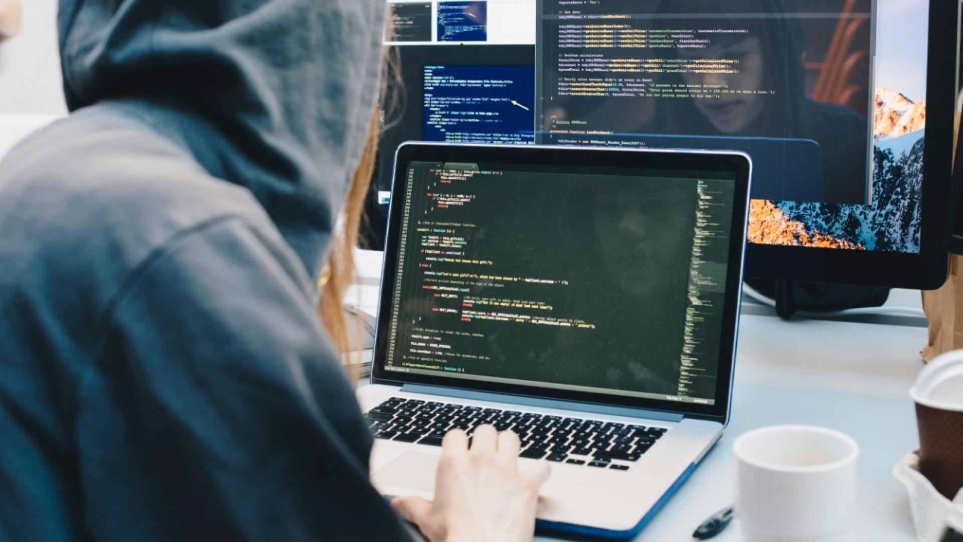 Auf dem Bild ist ein Hacker abgebildet, der einen Cyberangriff durchführt.