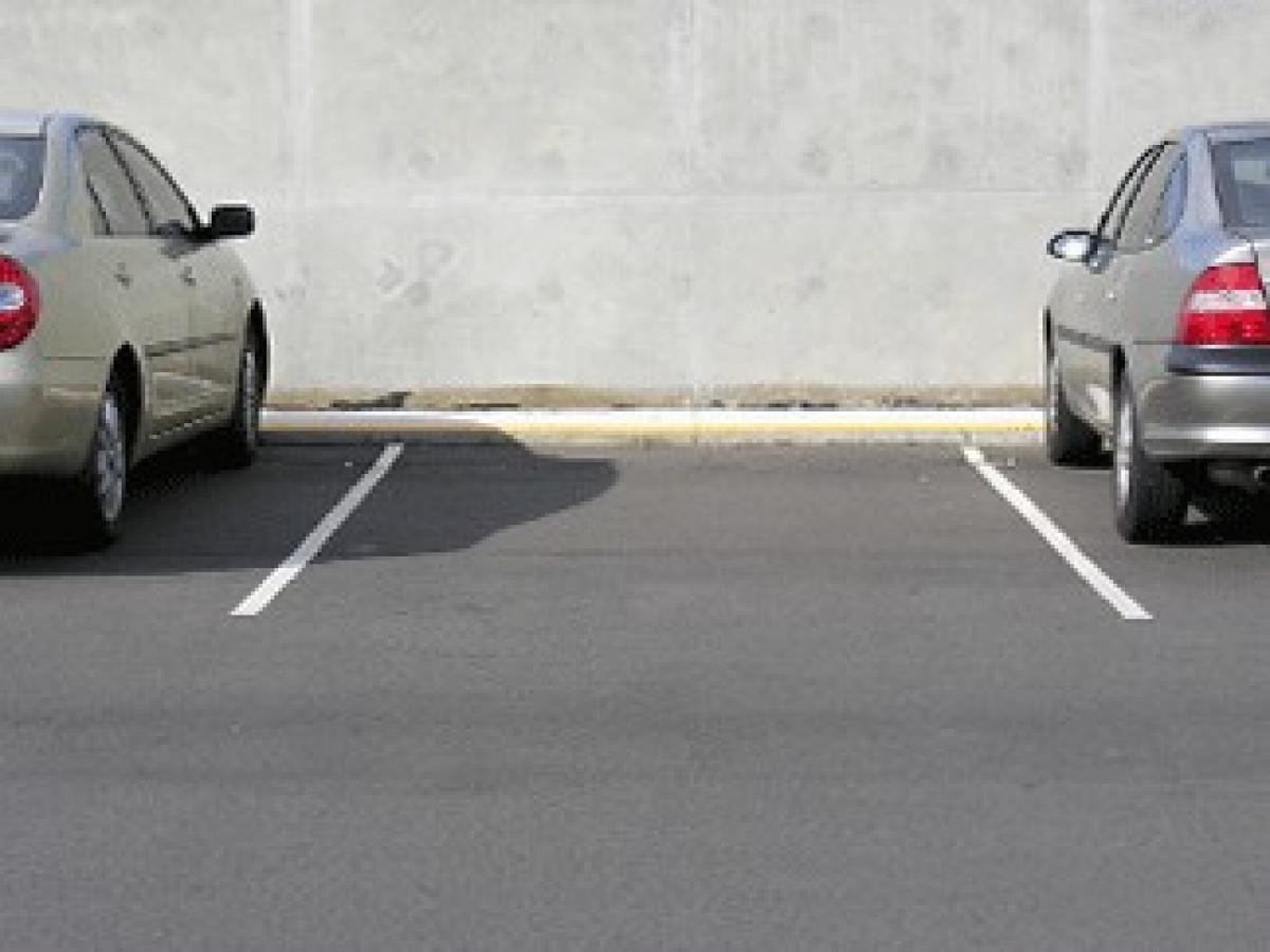 Zwischen zwei Autos ist eine Parkplatzlücke.