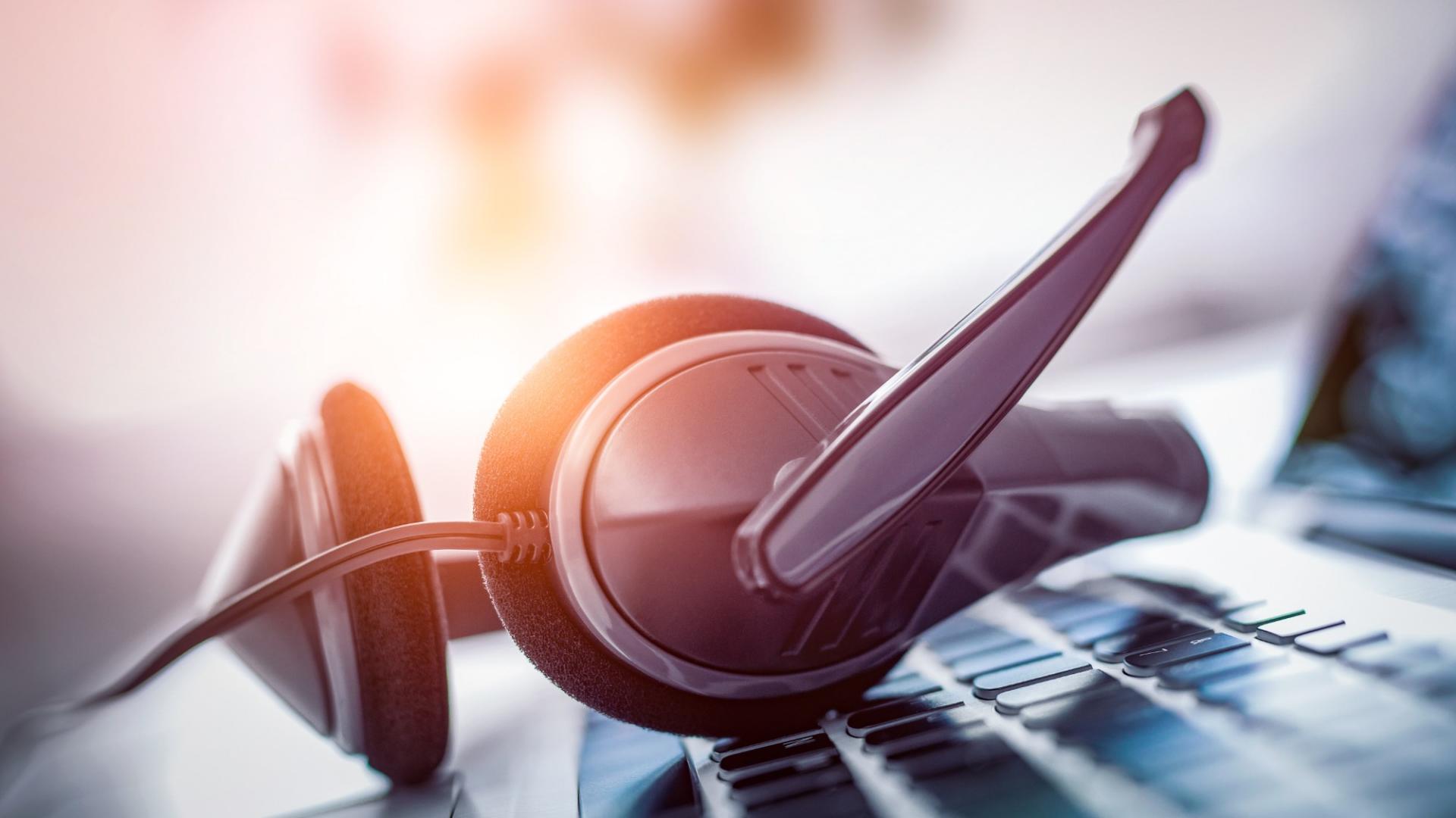 Ein Headset liegt auf einer Laptop-Tastatur