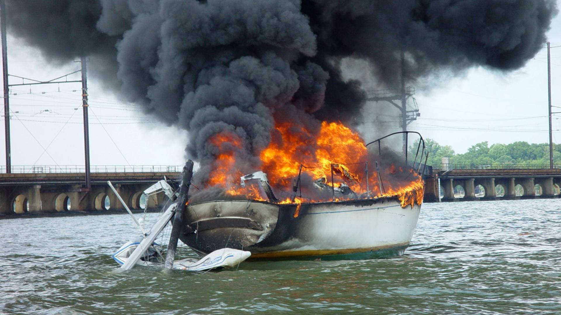 Ein brennendes Boot