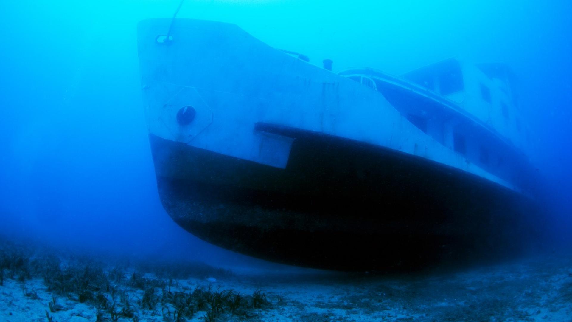 Ein Schiffswrack unter Wasser