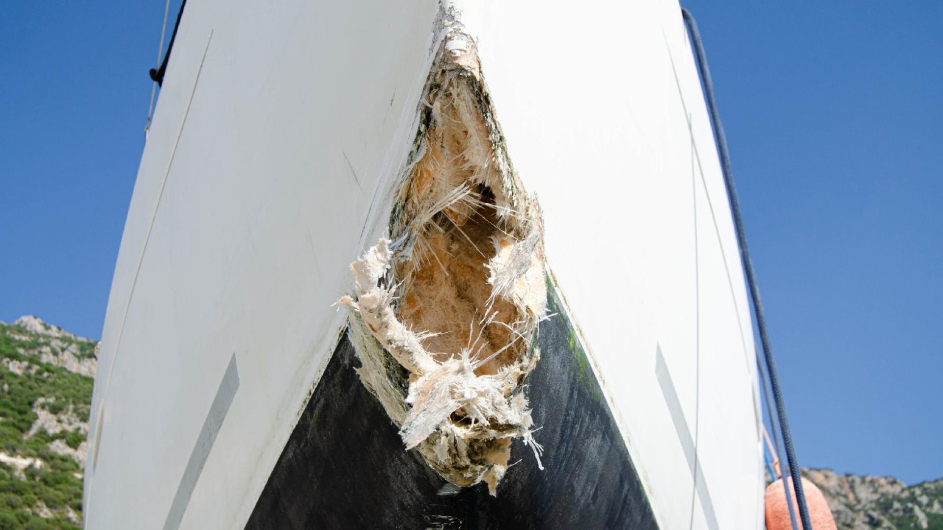 Ein beschädigter Bug eines Bootes