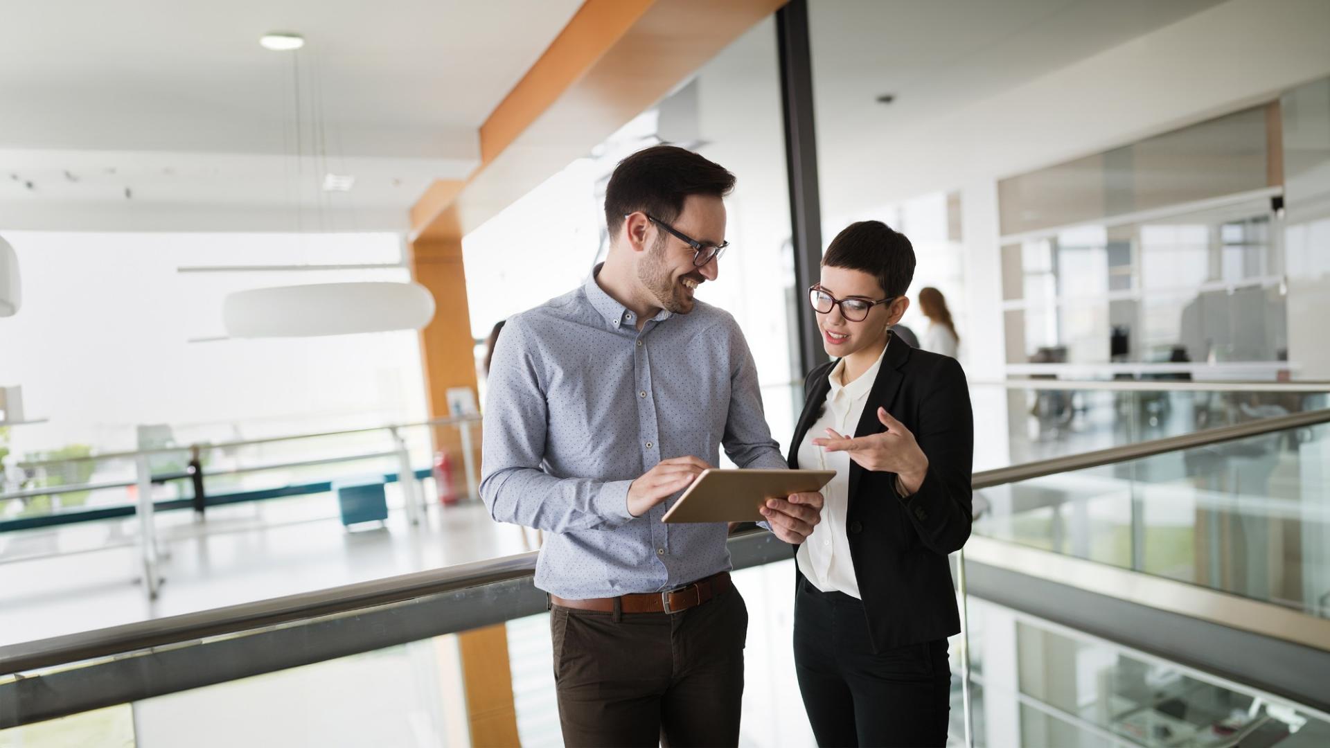 Eine Geschäftsfrau mit einem Tablet in der Hand
