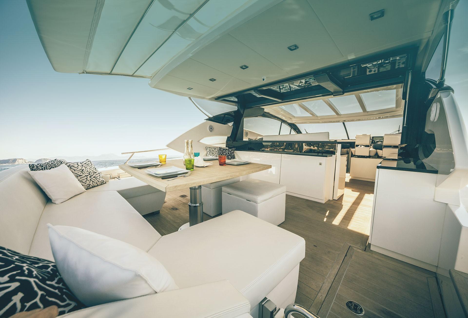 Deck einer Yacht mit Sitzecke