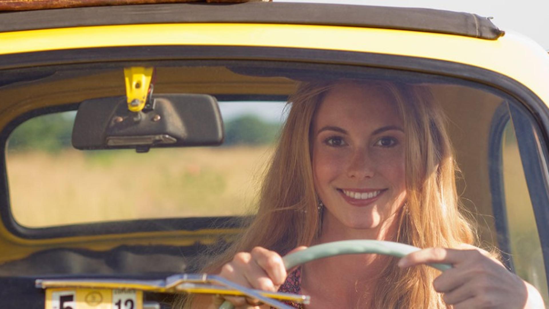 Frau in einem gelben Auto 
