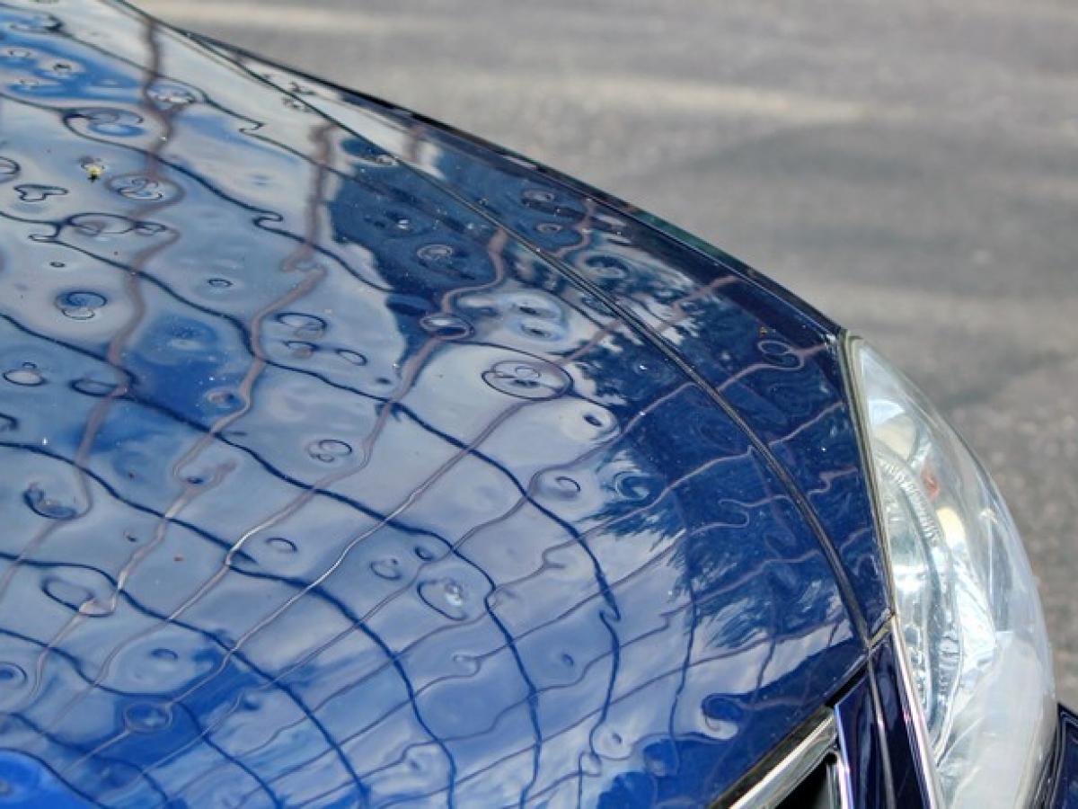 Blaues Auto mit Hagelschaden 
