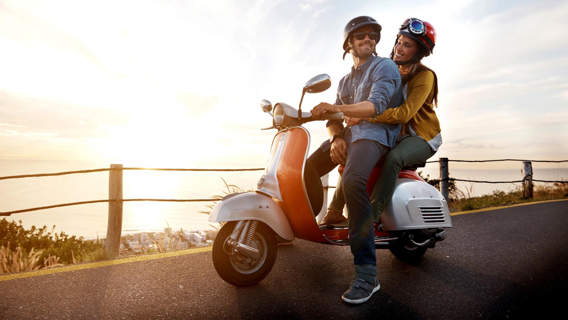 Ein Mann und eine Frau auf einem Motorroller