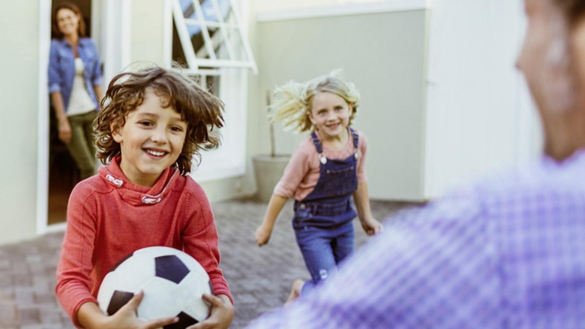 Lachendes Kind mit Ball