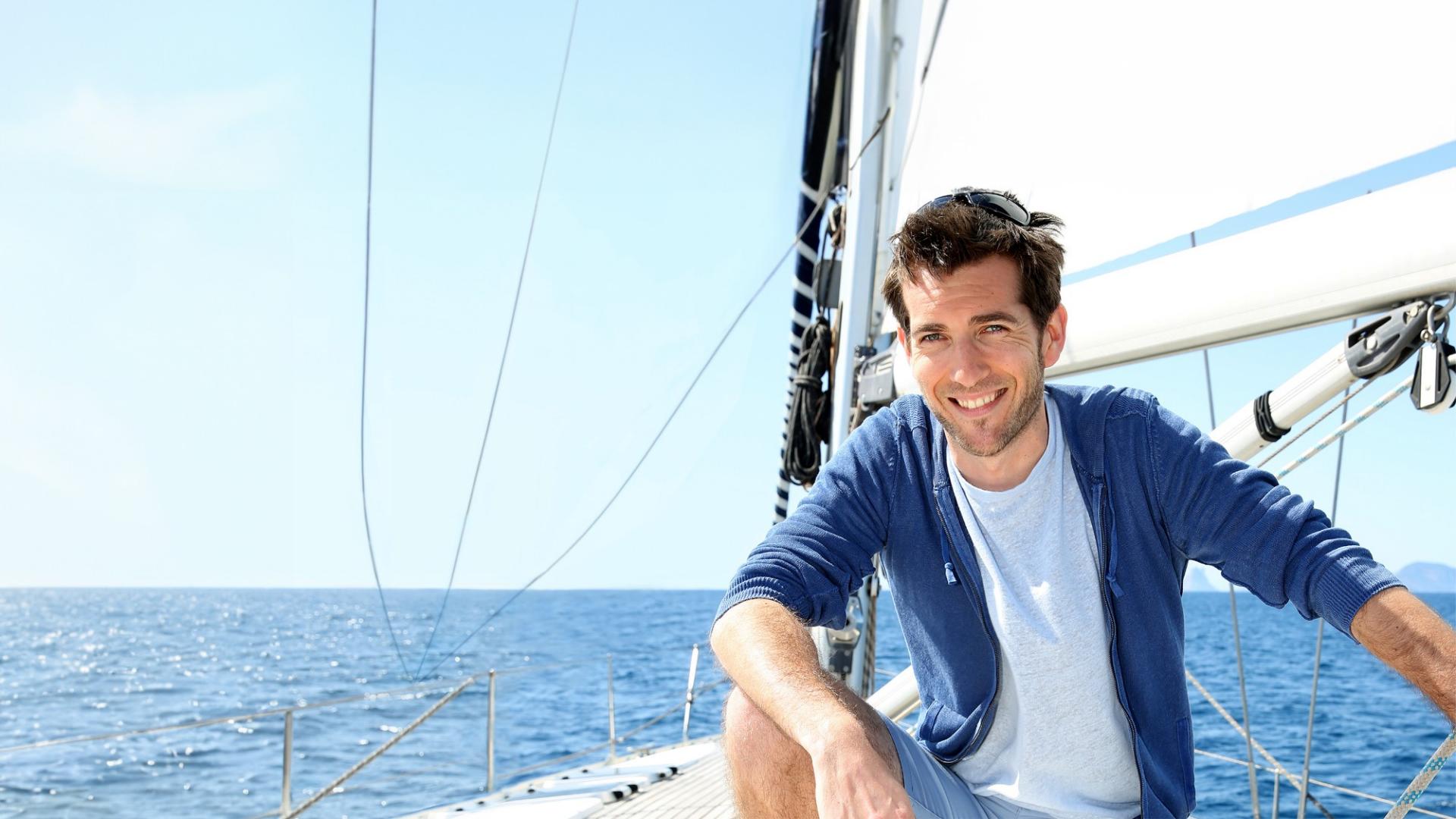 Ein Mann auf einem Boot der lächelt