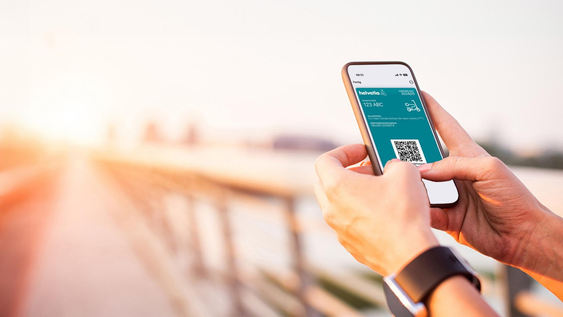 Auf einem Smartphone ist die digitale Versicherungskarte in der Wallet-App geöffnet