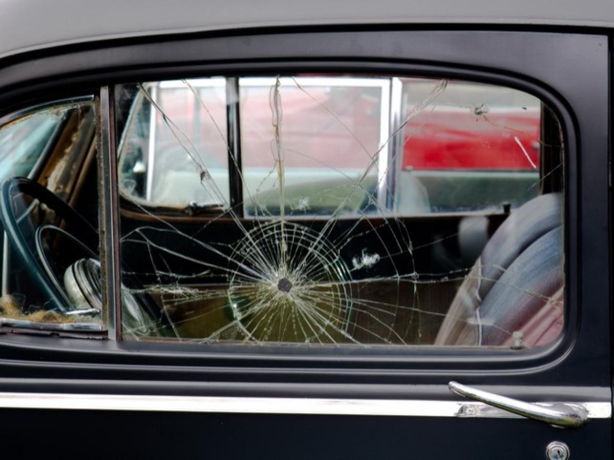 Eine Autoscheibe wurde durch Vandalismus zerstört und ist gesplittert