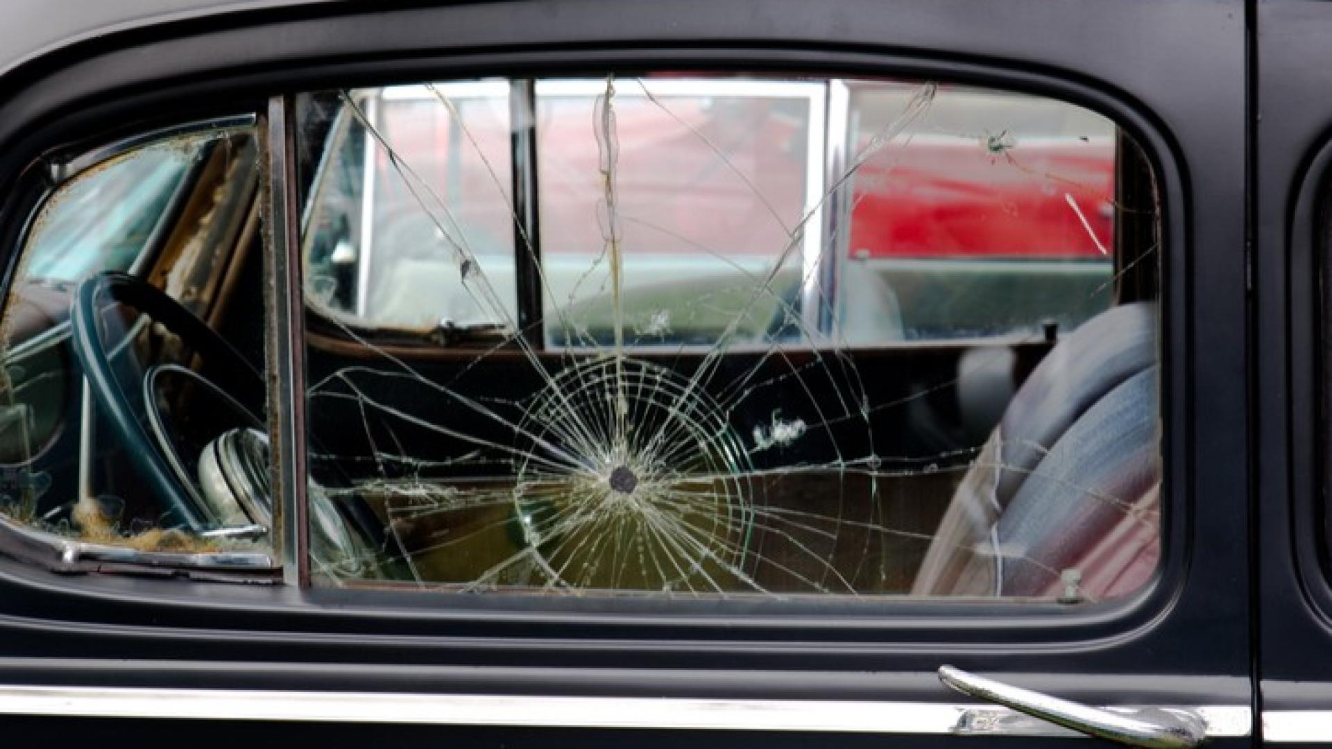 Eine Autoscheibe wurde durch Vandalismus zerstört und ist gesplittert