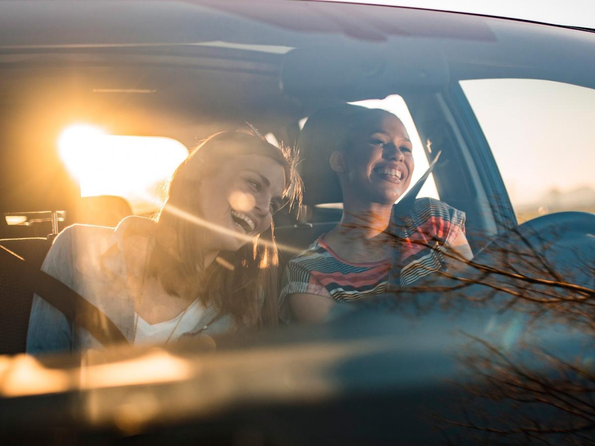 Zwei Frauen in einem Auto