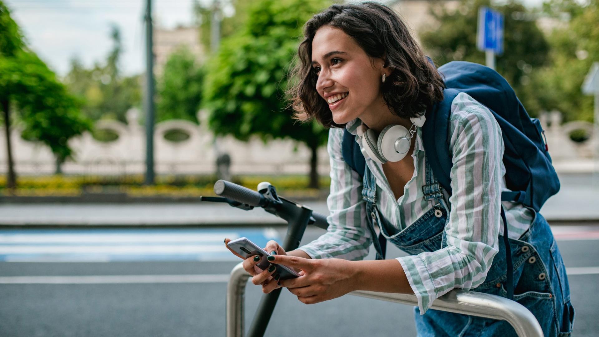 Frau mit E-Scooter im Straßenverkehr