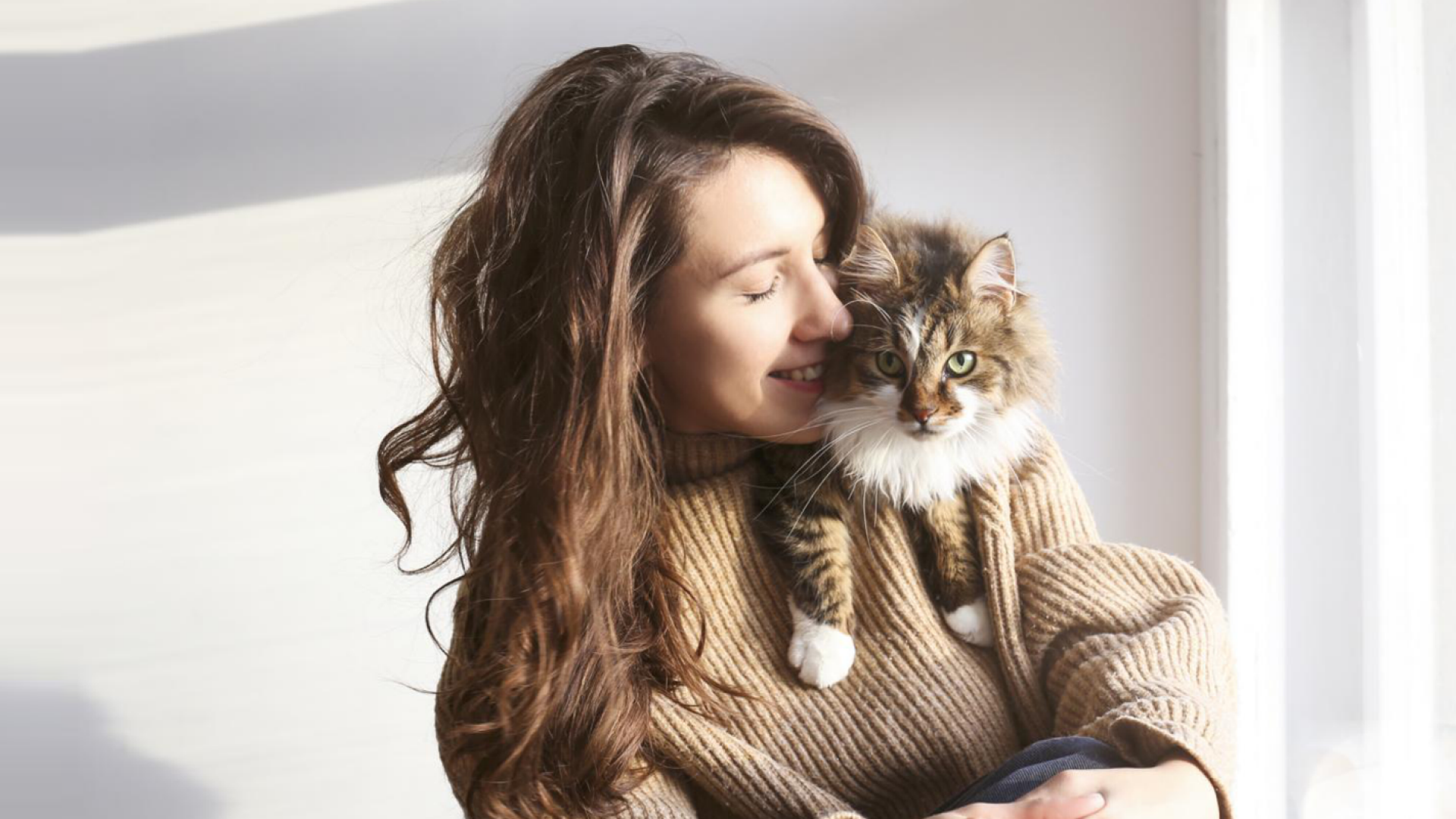 Eine Frau mit ihrer Katze auf dem Arm