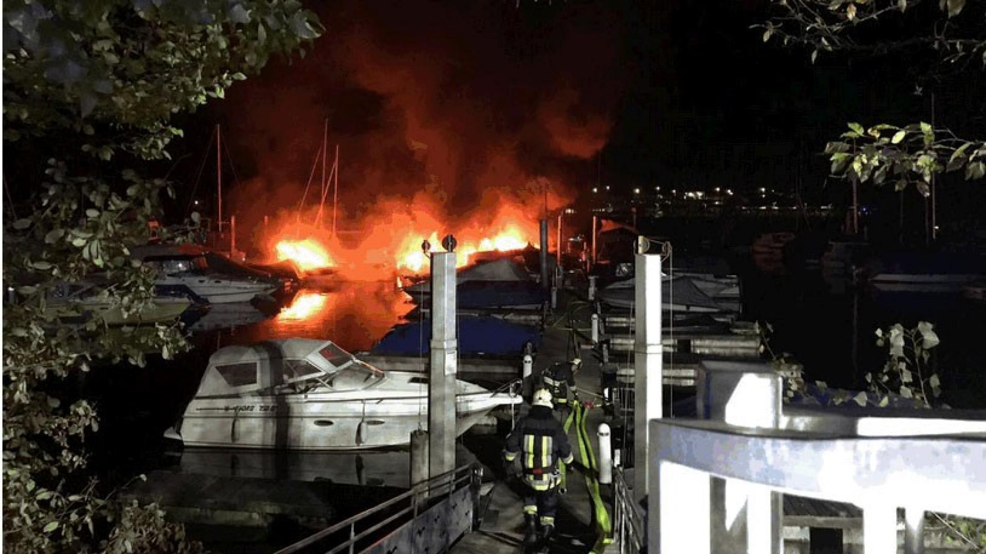 Ein brennender Yachthafen bei Nacht