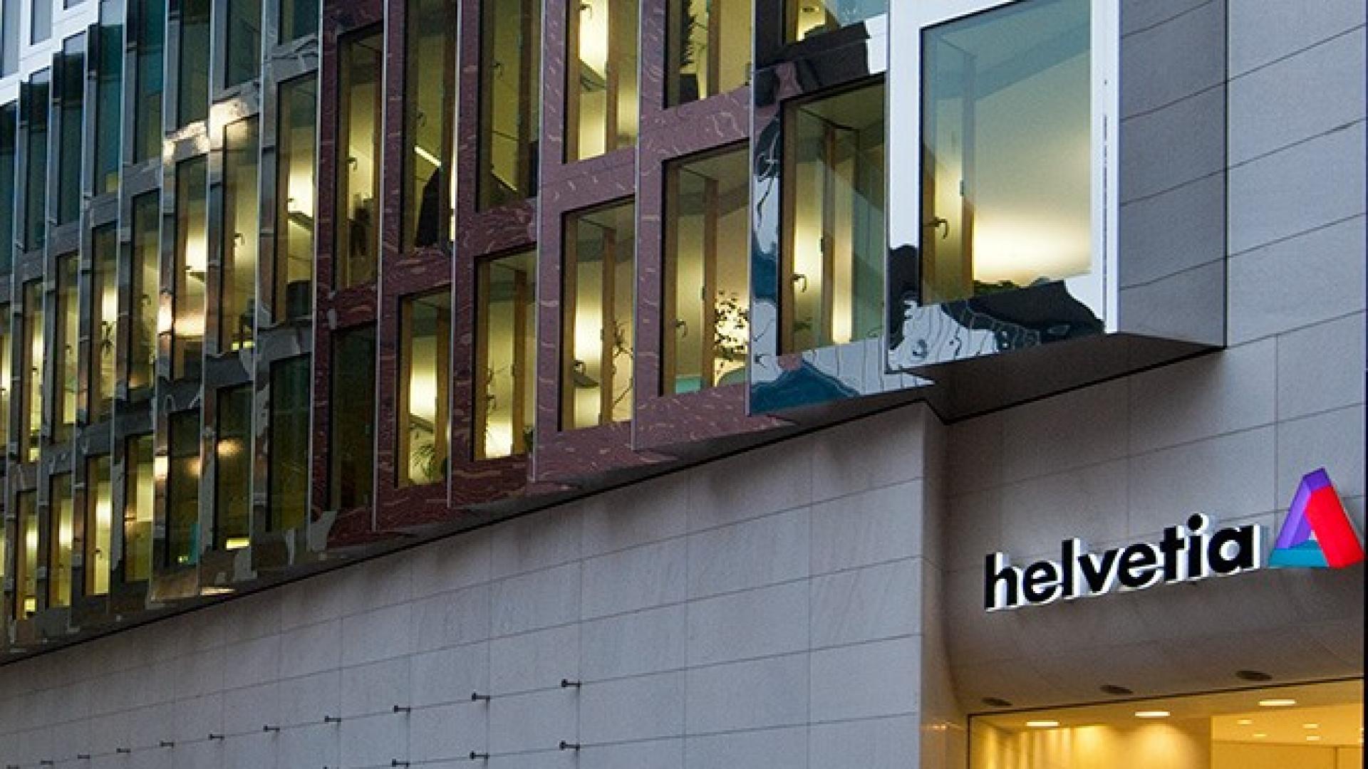 Eine Gebäudefassade mit dem Helvetia Logo