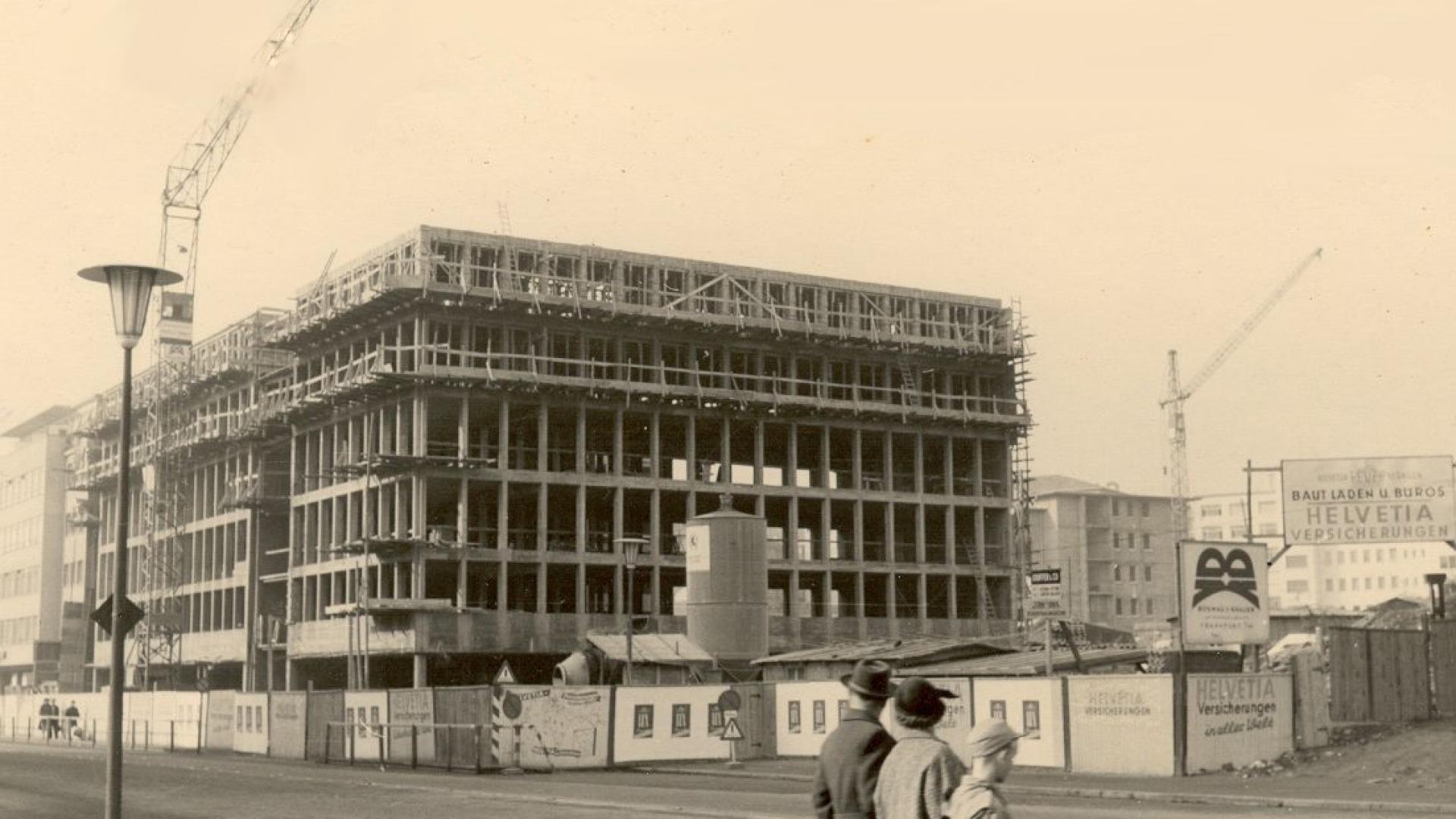 Ein schwarz-weiß Bild eines Gebäudes in der Bauphase