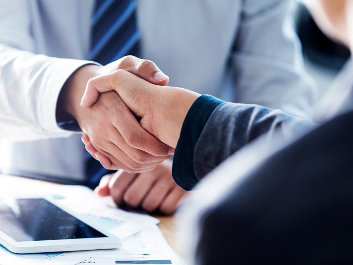 Helvetia Dreieck in den Farben lila, rot, türkis. 