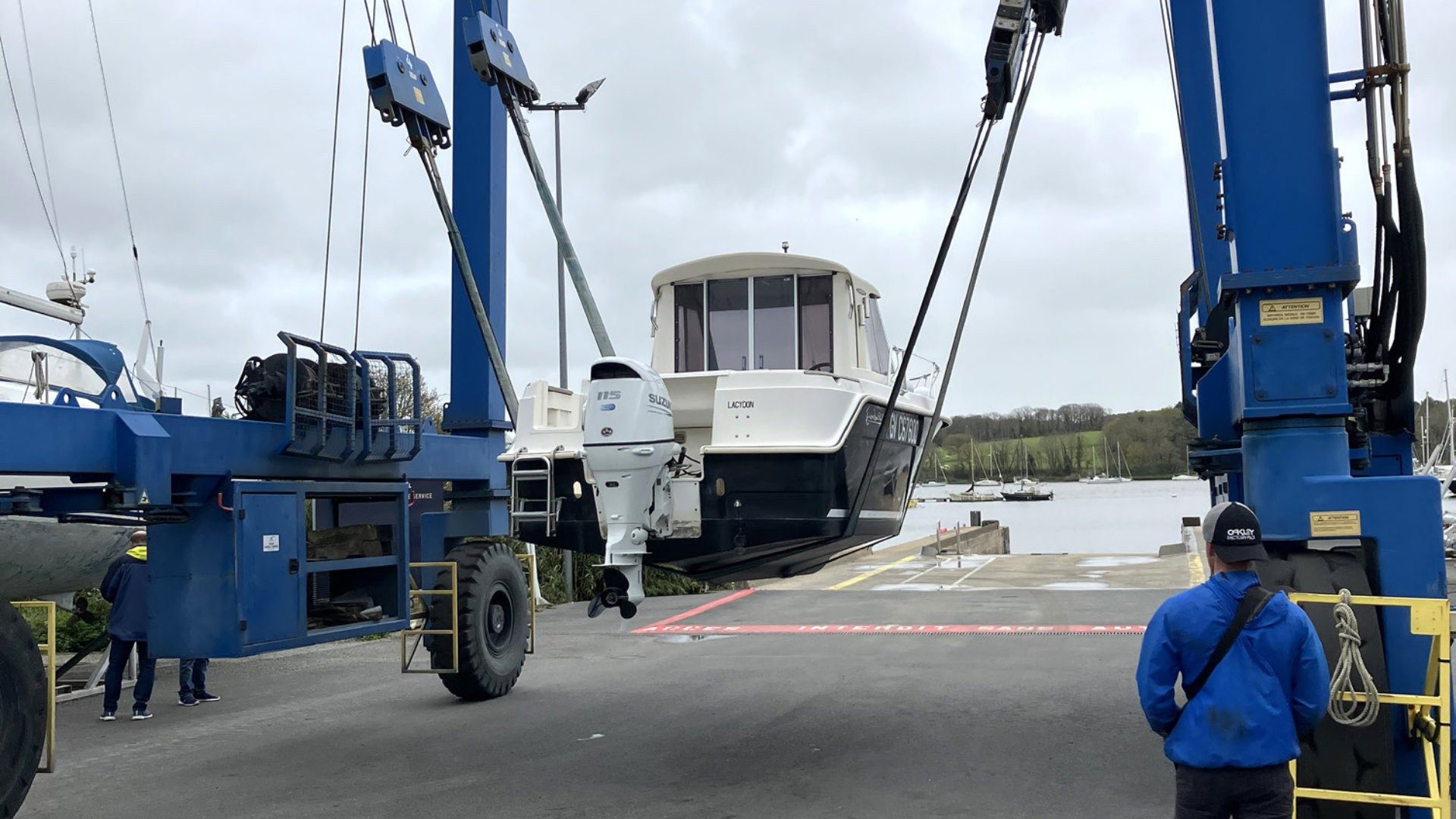Levage et calage des bateaux dans les ports de plaisance