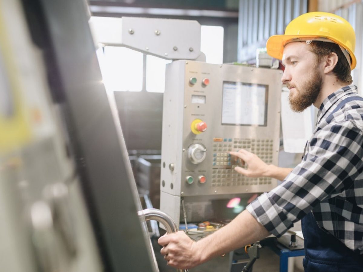 operateurs-en-atelier-industriel-illustration-des-activites-necessitant-une-couverture-en-responsabilite-civile-generale-01
