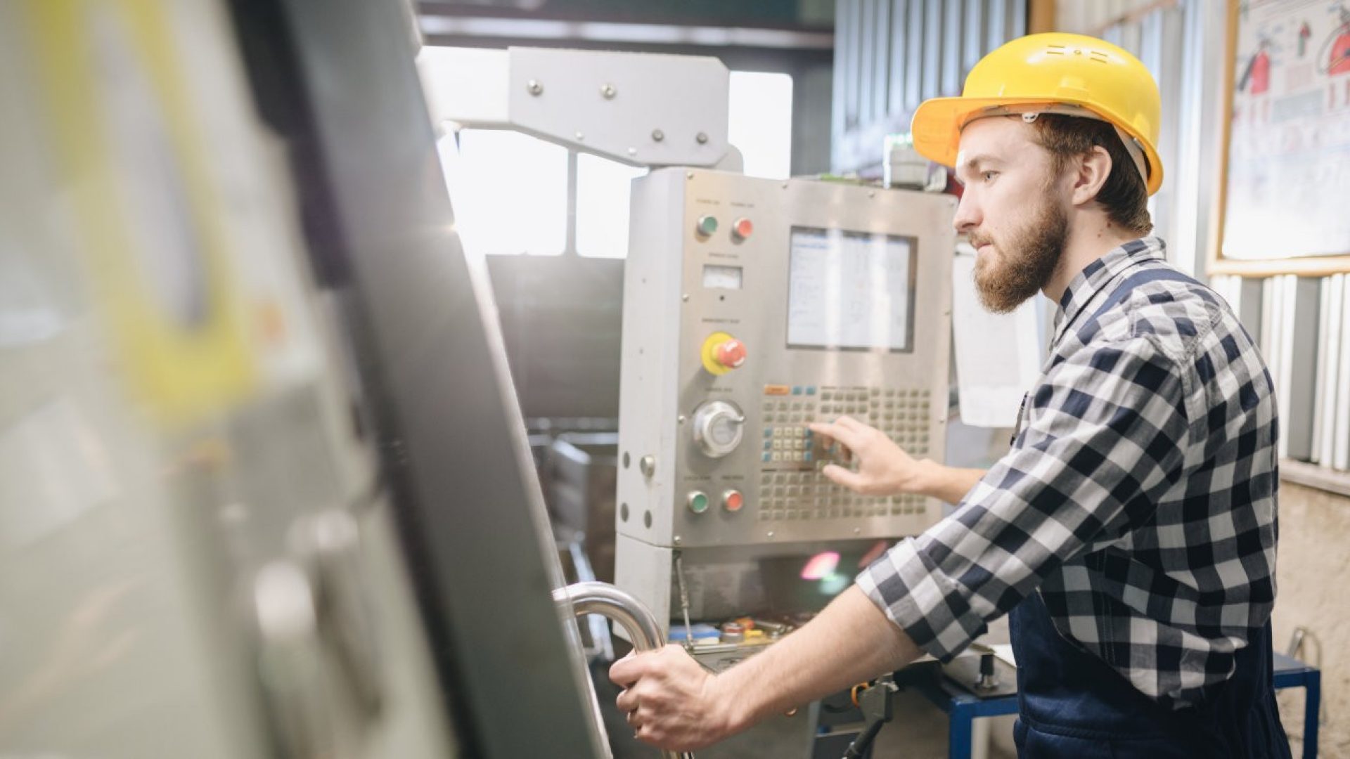 operateurs-en-atelier-industriel-illustration-des-activites-necessitant-une-couverture-en-responsabilite-civile-generale-01