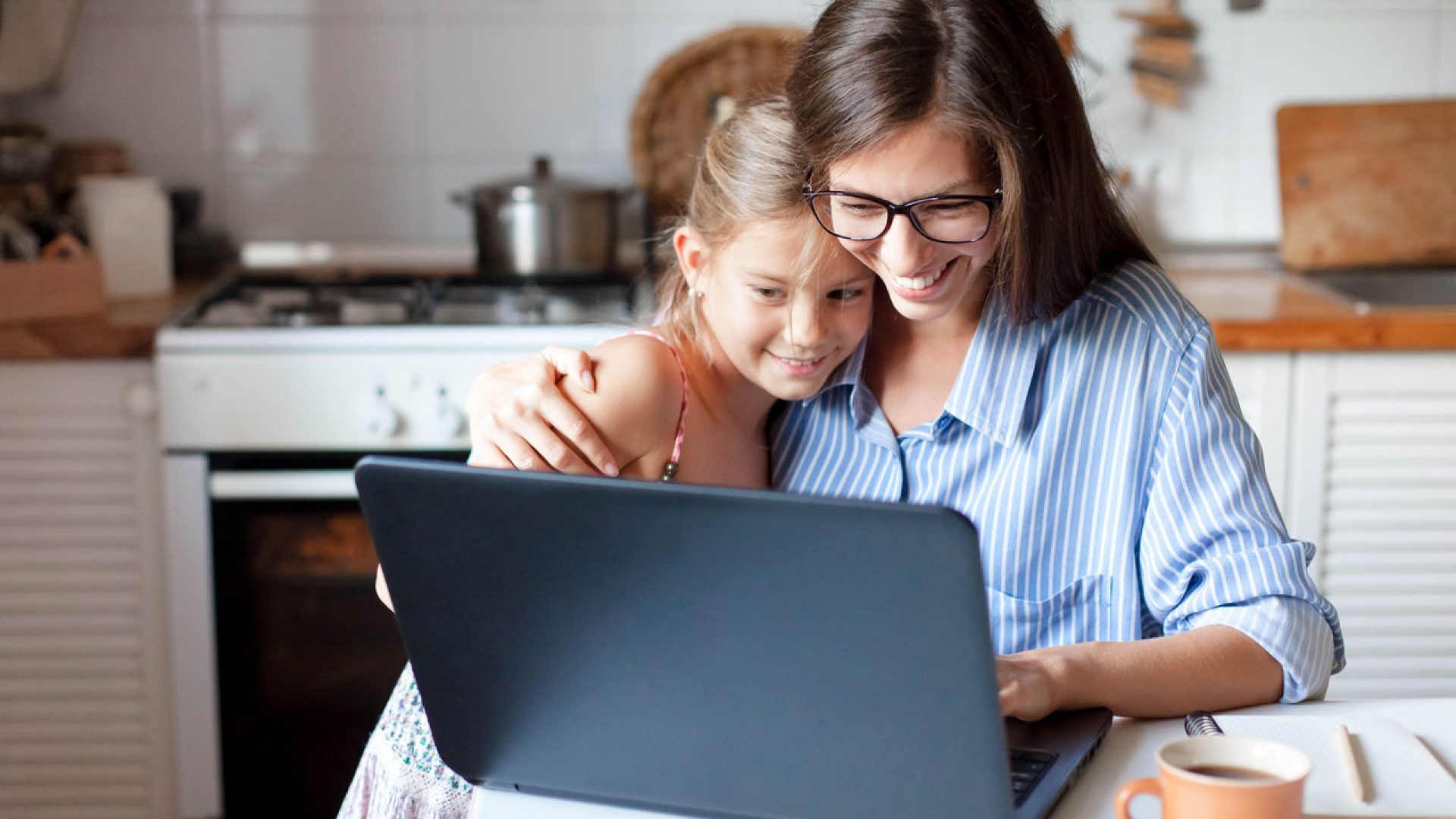 Mamma e figlia davanti allo schermo del pc