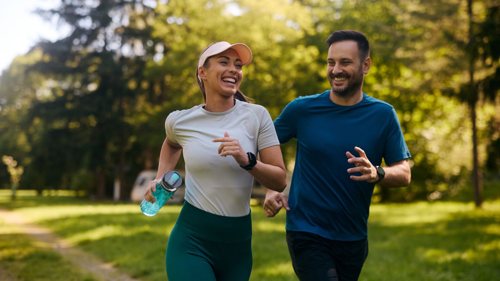 uomo e donna che corrono in un parco 