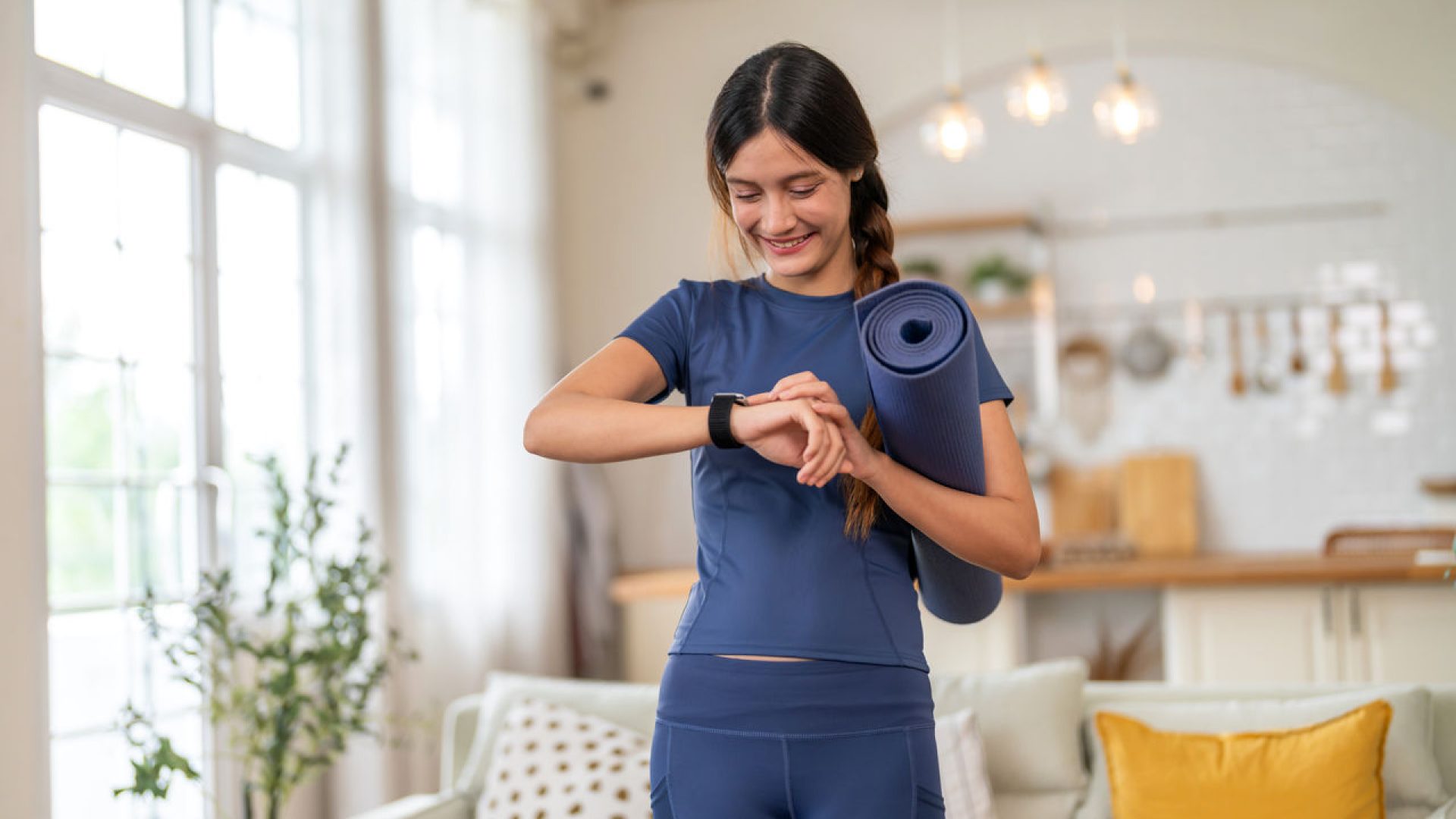 ragazza che controlla al polso il proprio smartwatch 
