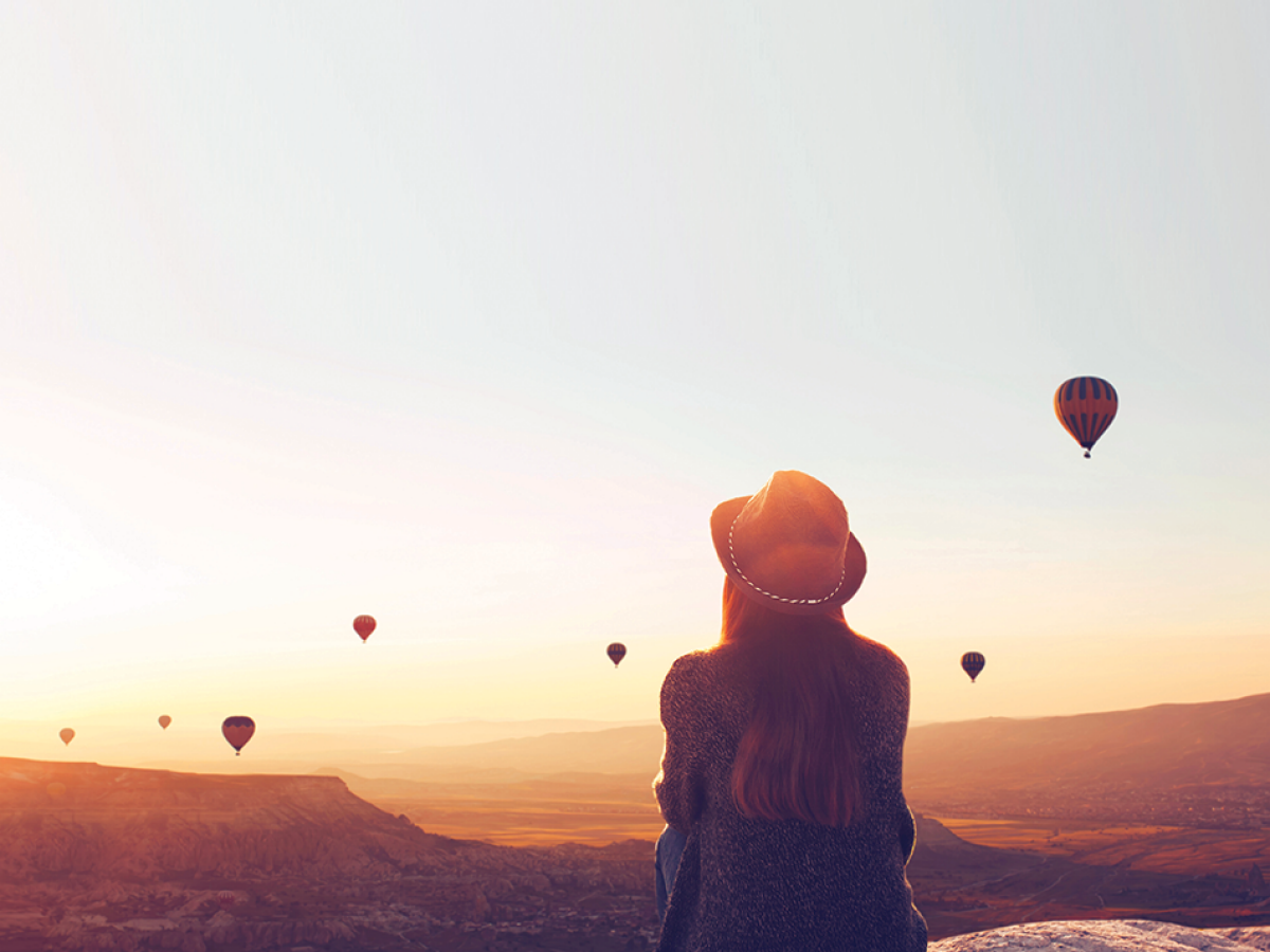 ragazza che guarda il tramonto