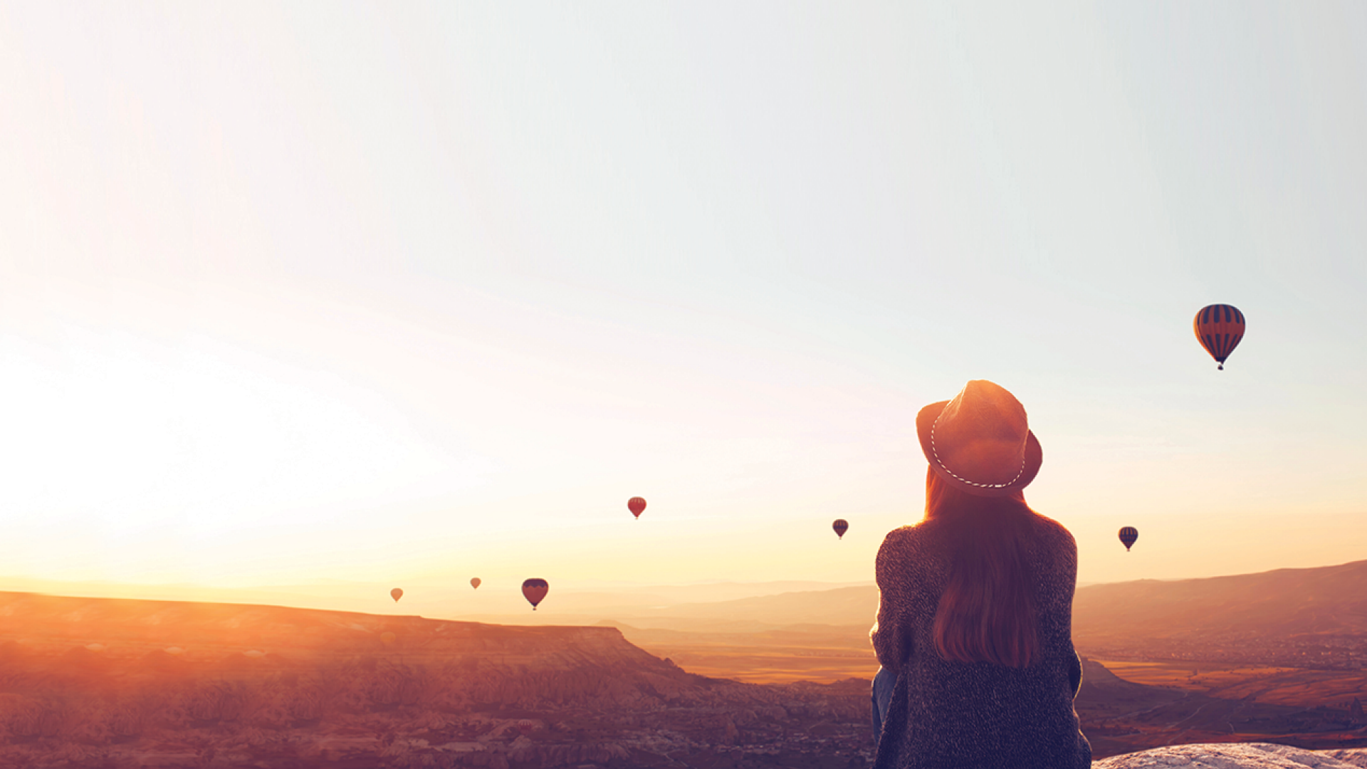 ragazza che guarda il tramonto