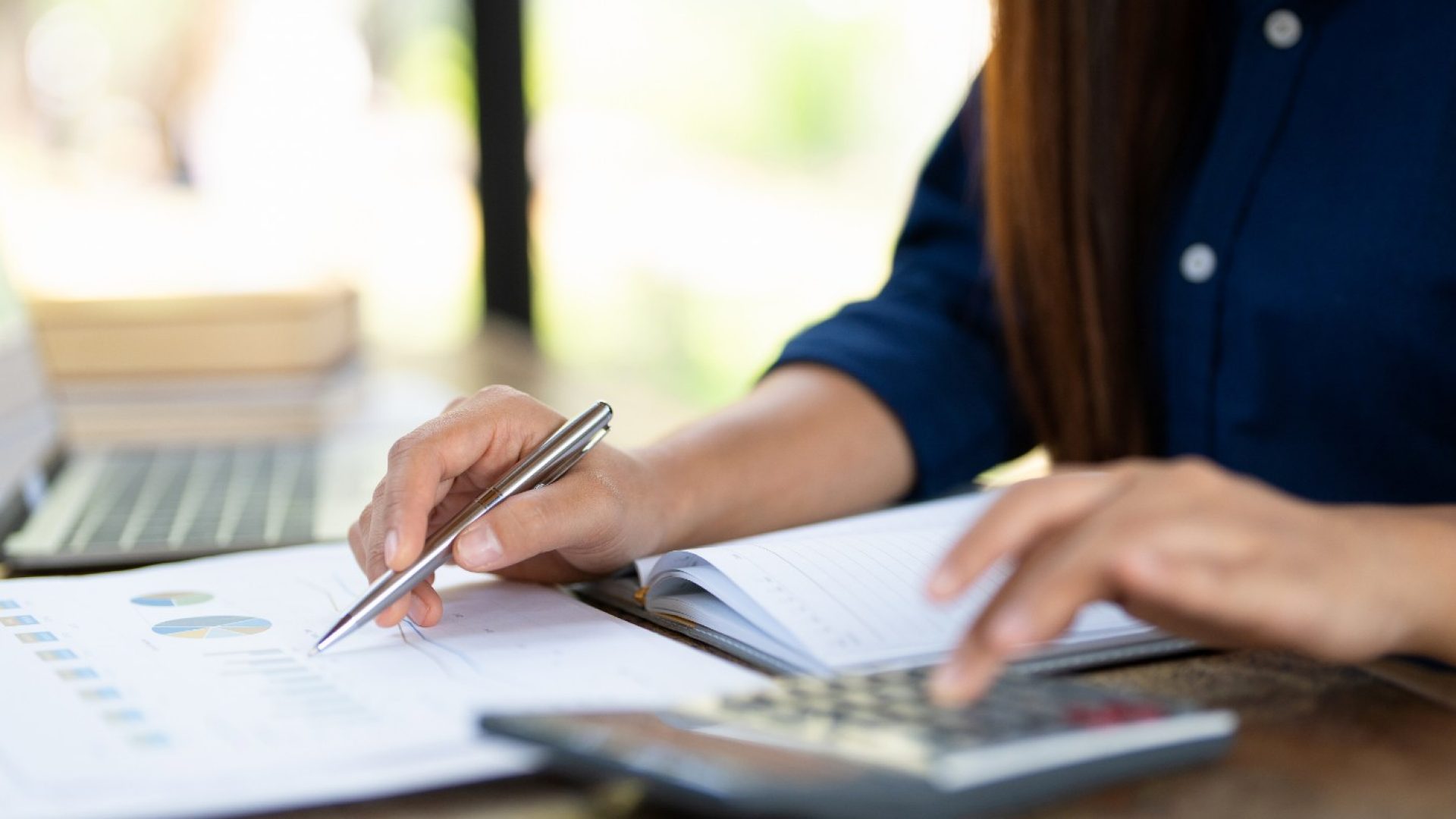 donna che valuta investimenti e fa conti