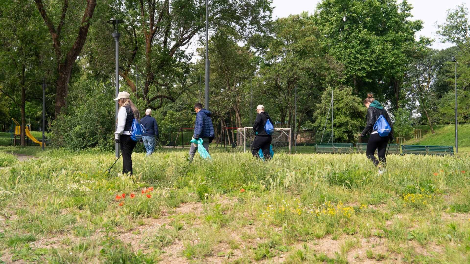 Dettaglio di persone che raccolgono rifiuti nel parco